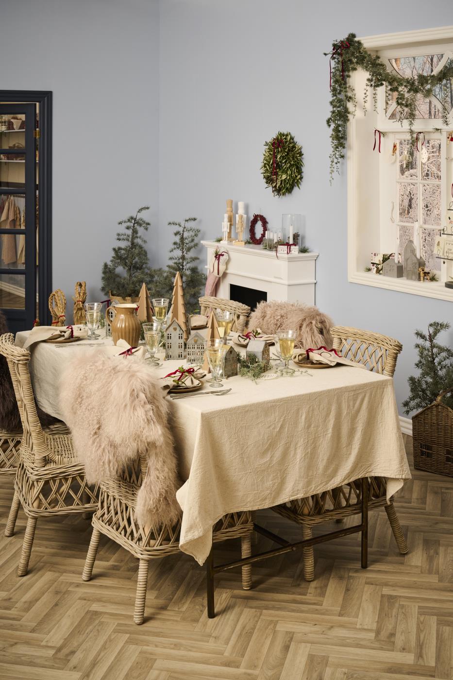 Naturfärgad duk från Ib Laursen på ett mysigt julbord med gröna grenar, ljusstakar och klassiskt julpynt