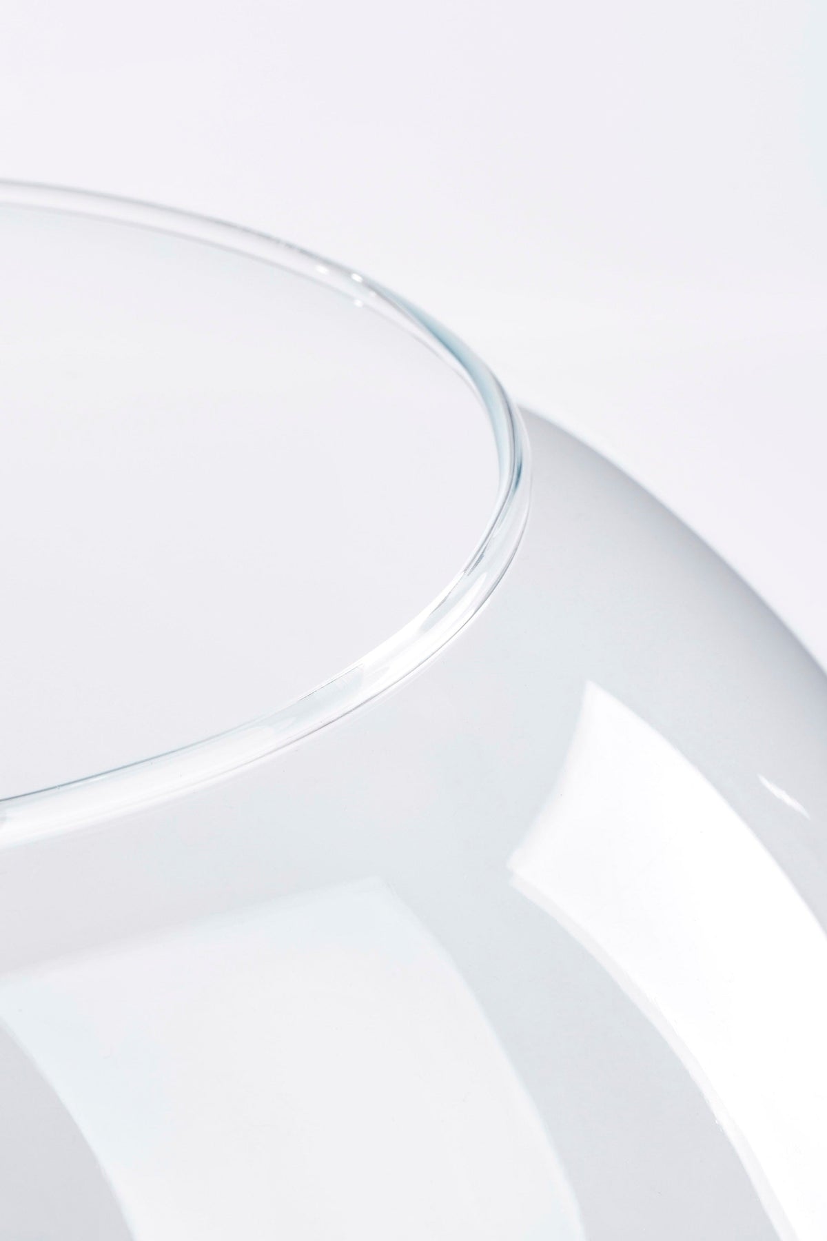 Detaljbild av glasbowlens öppna kant och klart glas med avrundad form