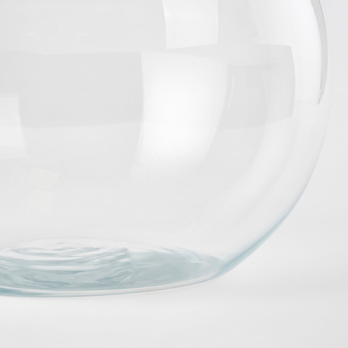 Närbild av den runda botten på en glasskål och dess transparenta glasyta