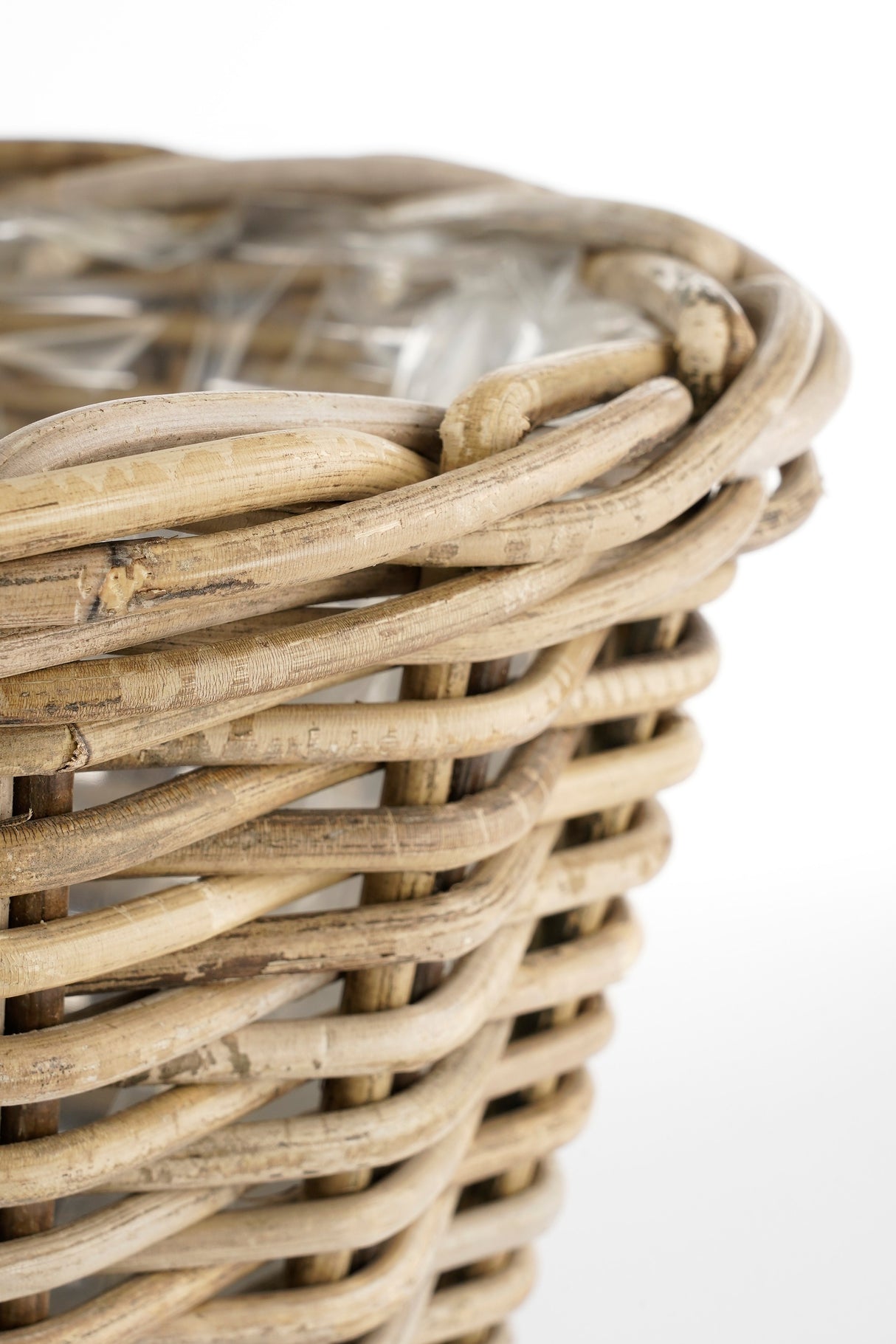 Kanten på Marcia rund kurv i grå rattan med plastinderside set tæt på