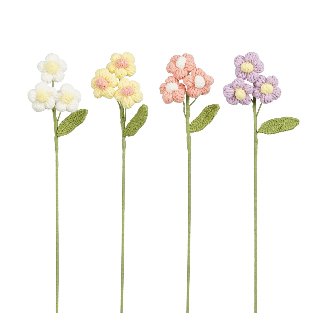 Virkade blommor med runda kronblad och ett gult mittparti i fyra färger: vit, gul, ljusrosa och lila