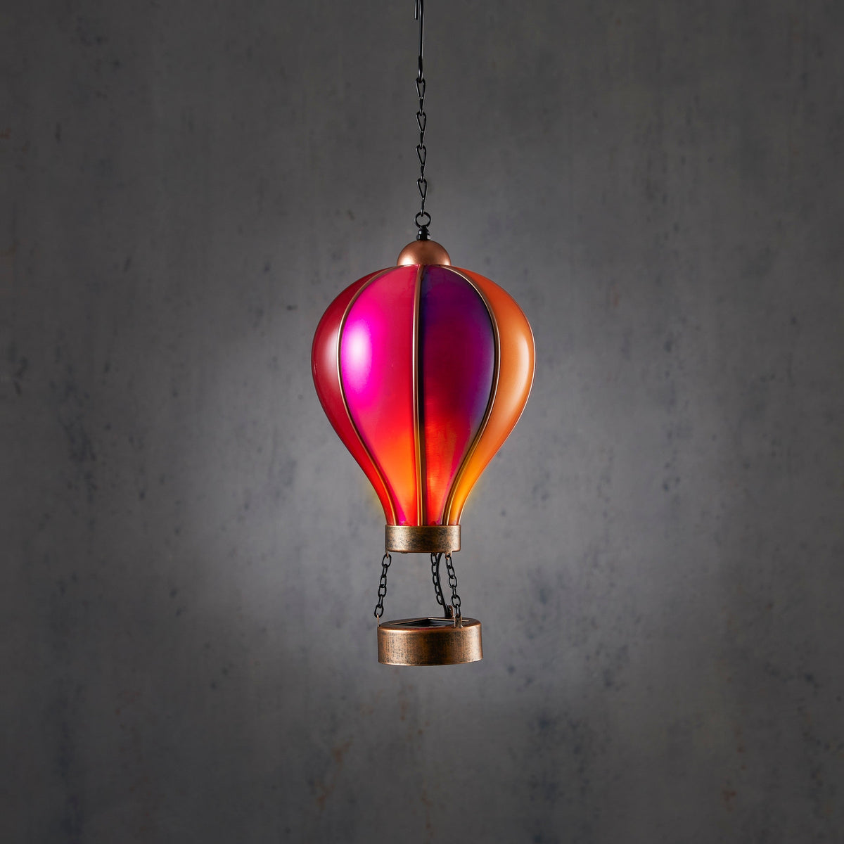 Hängande solcellsdriven luftballong i rosa, lila, orange och röda färger med 24 LED-lampor och liten korg för trädgården