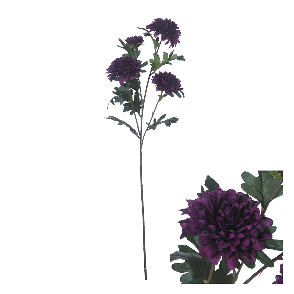 Konstgjord mörklila krysantemum på lång stjälk med flera fylliga blomhuvuden, knoppar och gröna blad