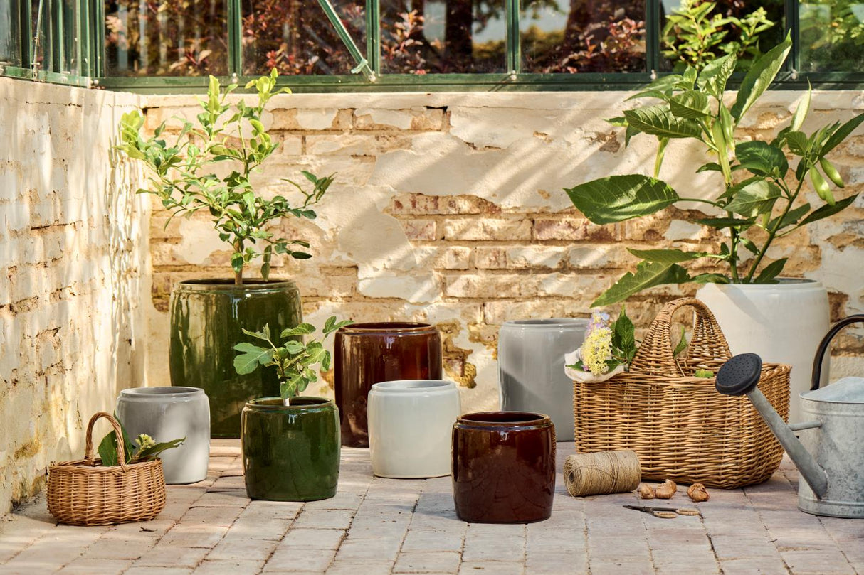 Krukker og kurve fra Ib Laursen på terrasse