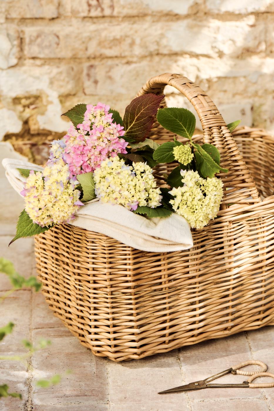 Kurv fra Ib Laursen i pil med blomster