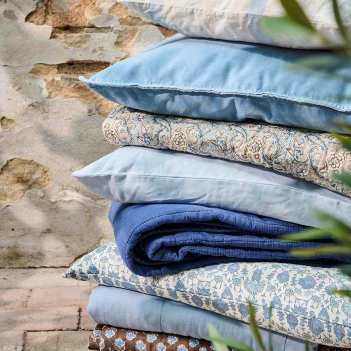 Quilt brun med blått blommönster