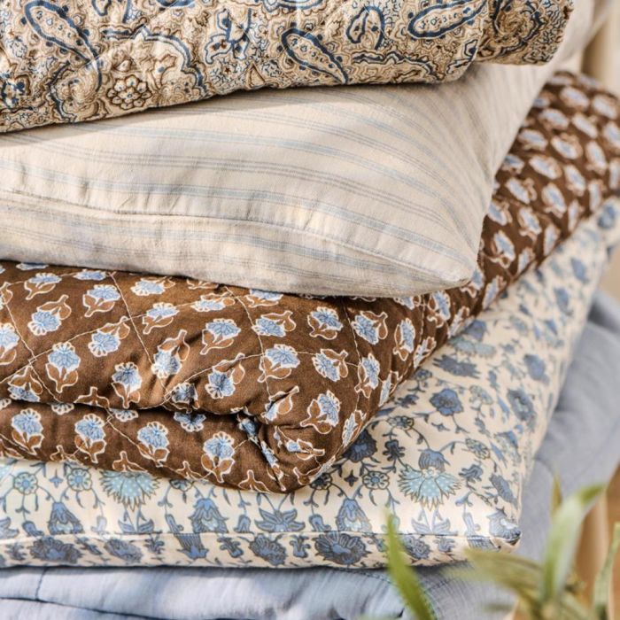 Quilt brun med blått blommönster