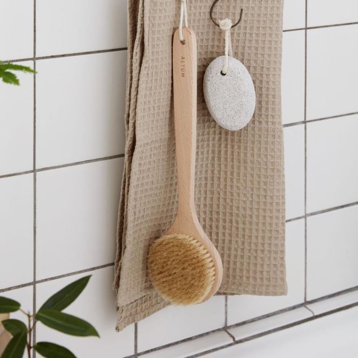 Ib Laursen Beige Liseleje håndklæde 50x100 cm med børste og sten