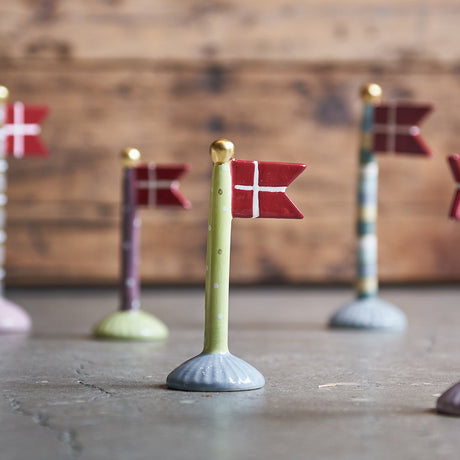 Födelsedagsflaggor i keramik från Speedtsberg på bordet