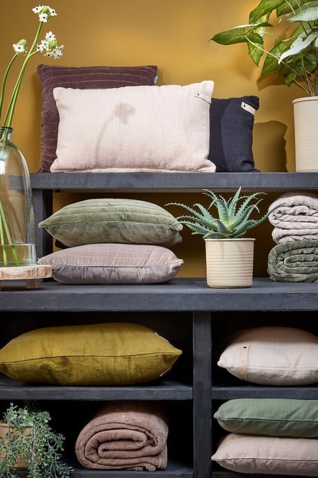 Mjuka prydnadskuddar och varma plädar från Mood Collection stylade i en mysig soffa hos coselig.dk
