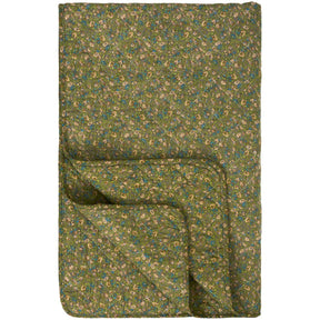 Blommig quilt från Ib Laursen med grågrön botten och små blommor i rosa, blå och gröna nyanser