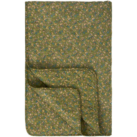 Blommig quilt från Ib Laursen med grågrön botten och små blommor i rosa, blå och gröna nyanser