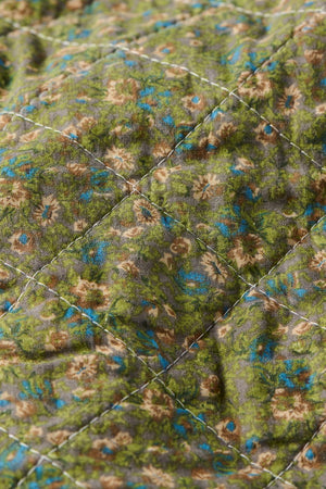 Närbild av småblommigt mönster på en quilt från Ib Laursen i dämpade färger
