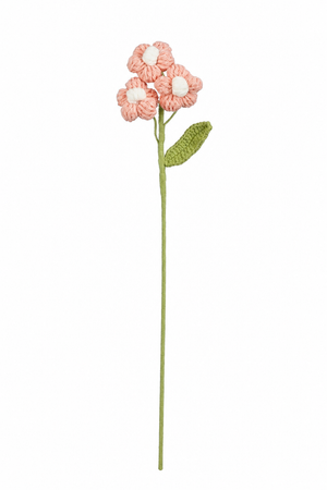 Ljusrosa virkad blomma med små runda kronblad och gul mitt för sommarbuketter