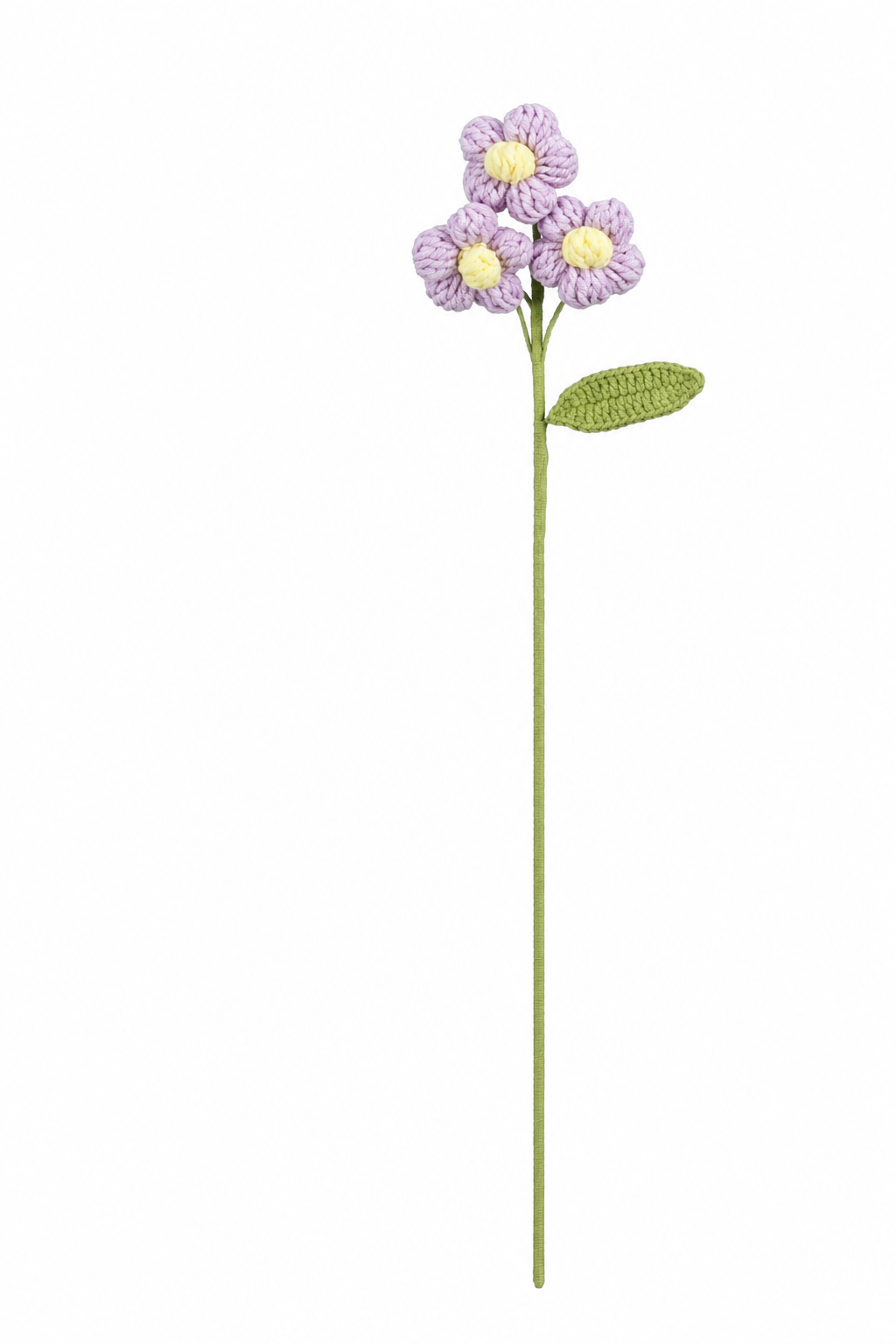 Lila virkad blomstjälk med gula blomcentrum och grönt blad