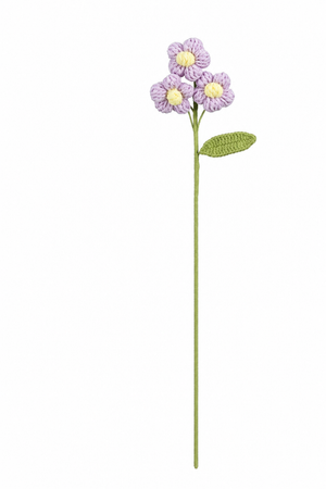 Lila virkad blomstjälk med gula blomcentrum och grönt blad