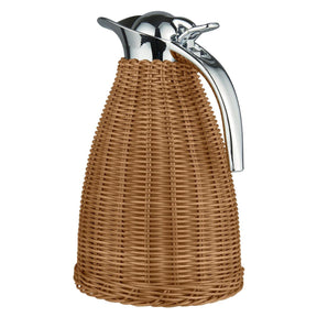 Termos från Ib Laursen med handflätad mörkbrun polyrattan, blankt metallock och handtag, kapacitet 1,5 liter.