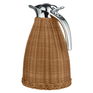 Termos från Ib Laursen med handflätad mörkbrun polyrattan, blankt metallock och handtag, kapacitet 1,5 liter.