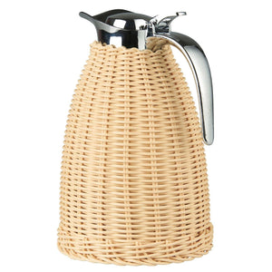 Termoskanna från Ib Laursen med handflätad polyrattan i naturfärg, blankt metallock och handtag, kapacitet 1,5 liter.