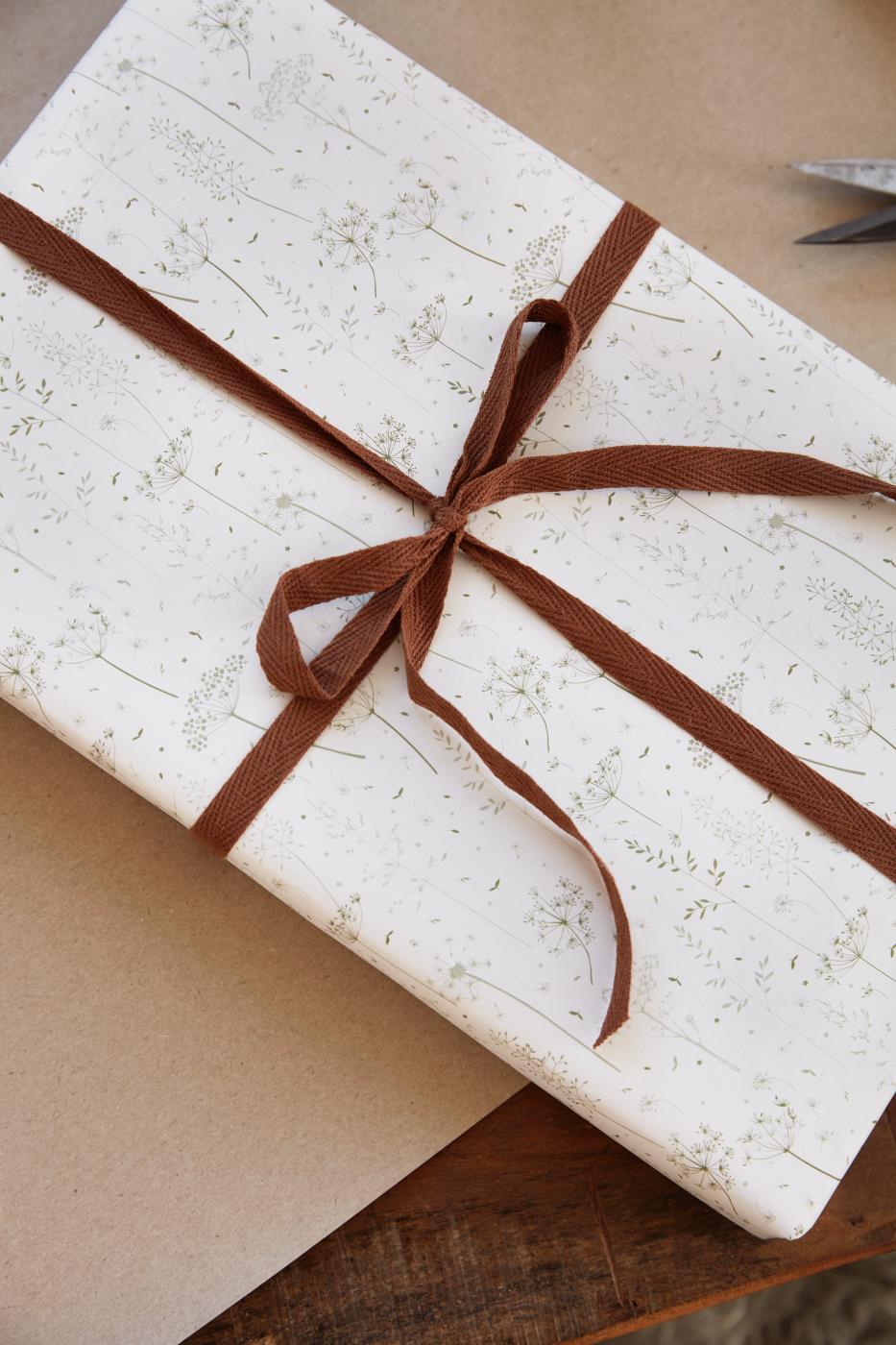 Bomullsband i brun mokkafärg från Ib Laursen knutet som rosett på en julklapp
