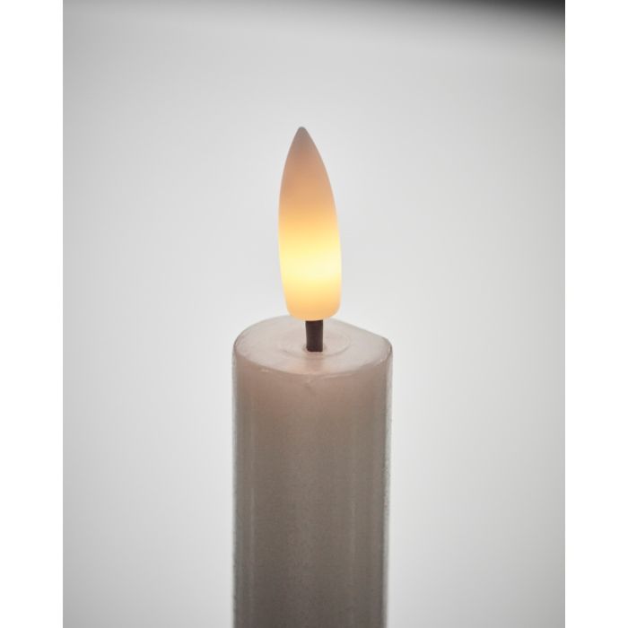 Flammen på et tændt LED-lys helt tæt på