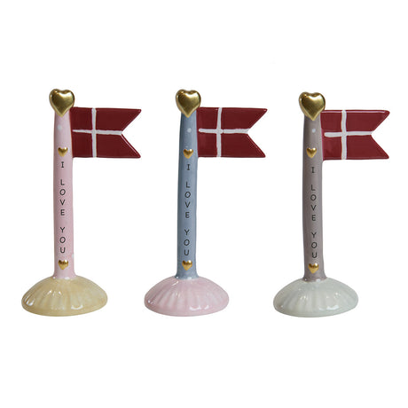 Keramikflagga med Dannebrog, texten I LOVE YOU och guldfärgade hjärtan från Speedtsberg.