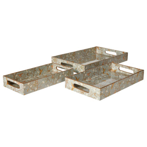 Tre grå dekorationsbrickor från Speedtsberg med guldfärgade fåglar och grenar, inklusive den lilla brickan på 30 x 15 cm.