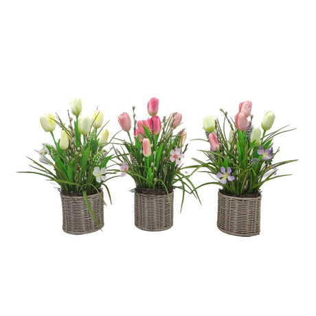 Dekoration med tulipaner i kurv