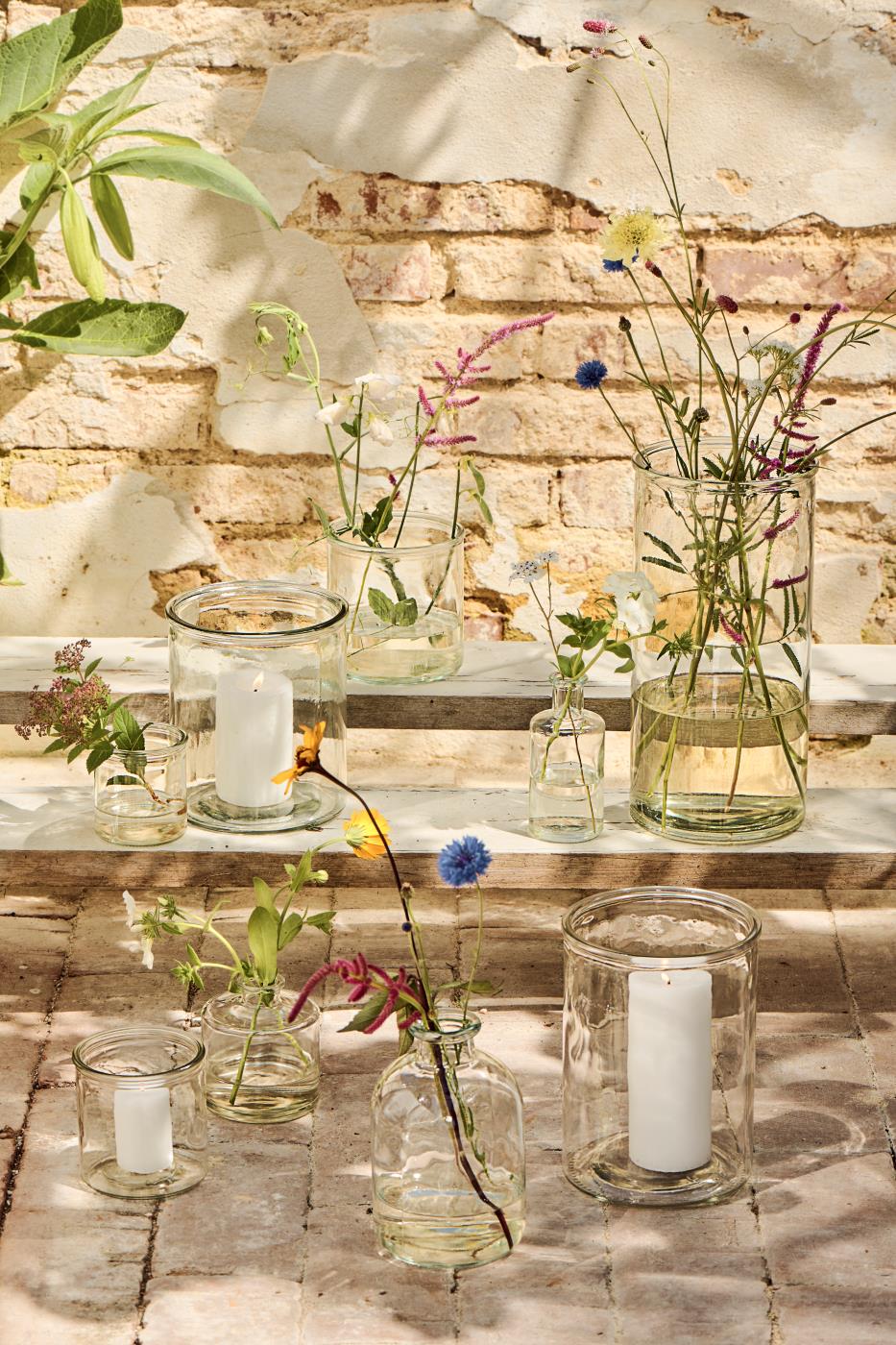 Hannah cylinderglas från Ib Laursen med blommor och ljus på ett rustikt träbord i en ljus inredning
