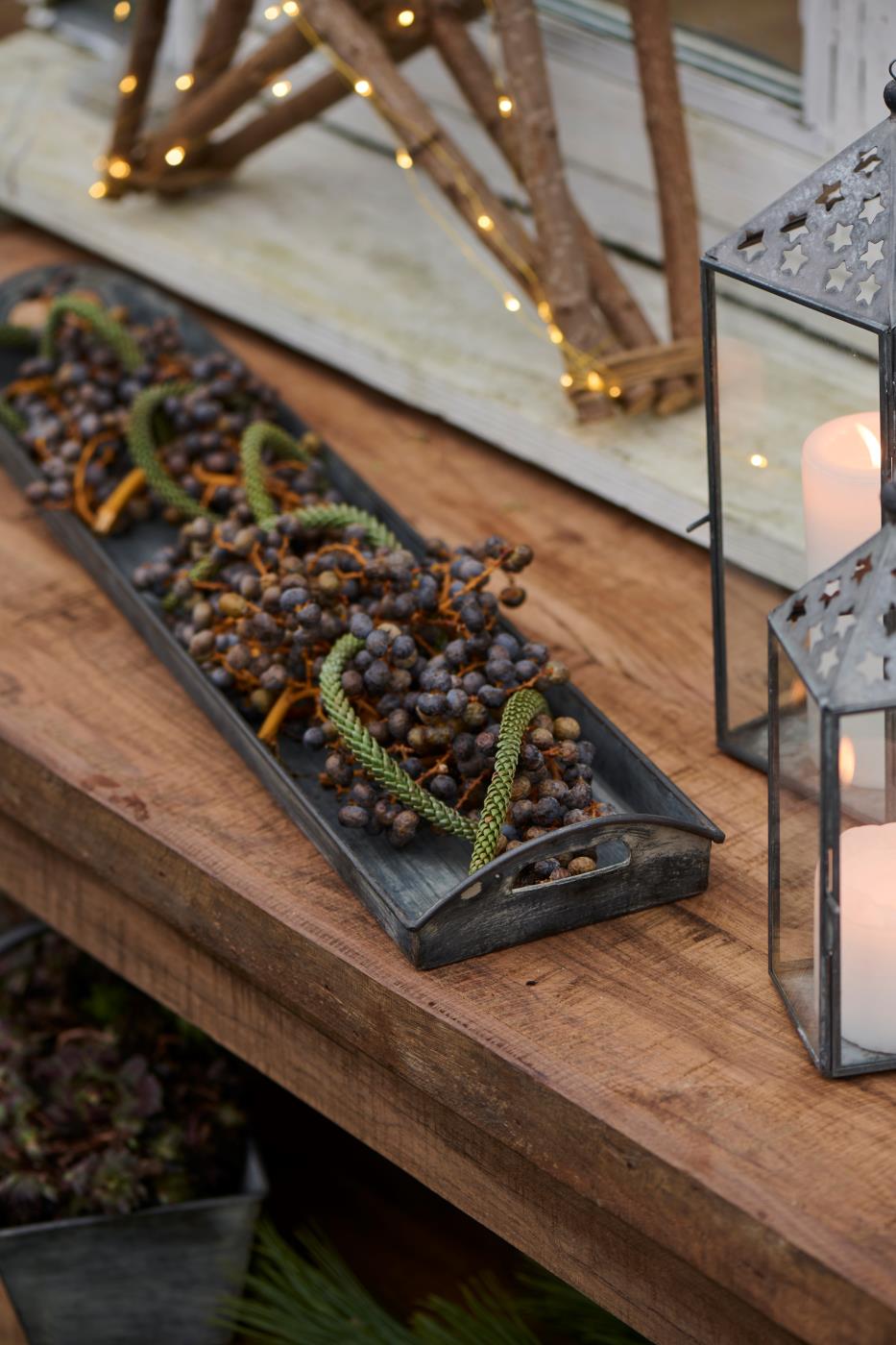 Lång Urban Garden metallbricka med grenar och bär som juldekoration på ett rustikt träbord