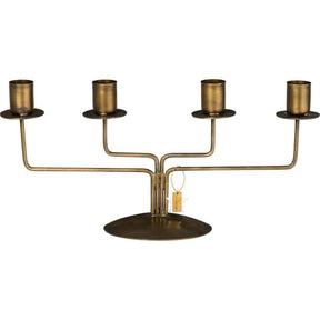 Lysestage til fire kronelys i guldfarvet metal med elegant design