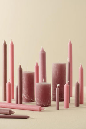 Malvarosa Celia blockljus från Ib Laursen tillsammans med rosa kronljus och blockljus i olika höjder