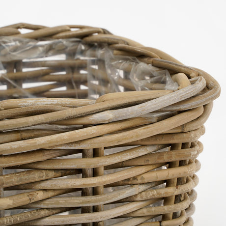 Kanten på kurv fra Marcia kurvesæt i grå rattan med plastinderside