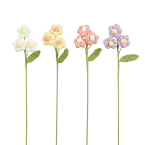Virkade blommor med runda kronblad och ett gult mittparti i fyra färger: vit, gul, ljusrosa och lila