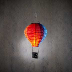 hängande solcellsdriven luftballong i rött, orange och blått nylon med LED-lågeffekt och liten svart korg för trädgården