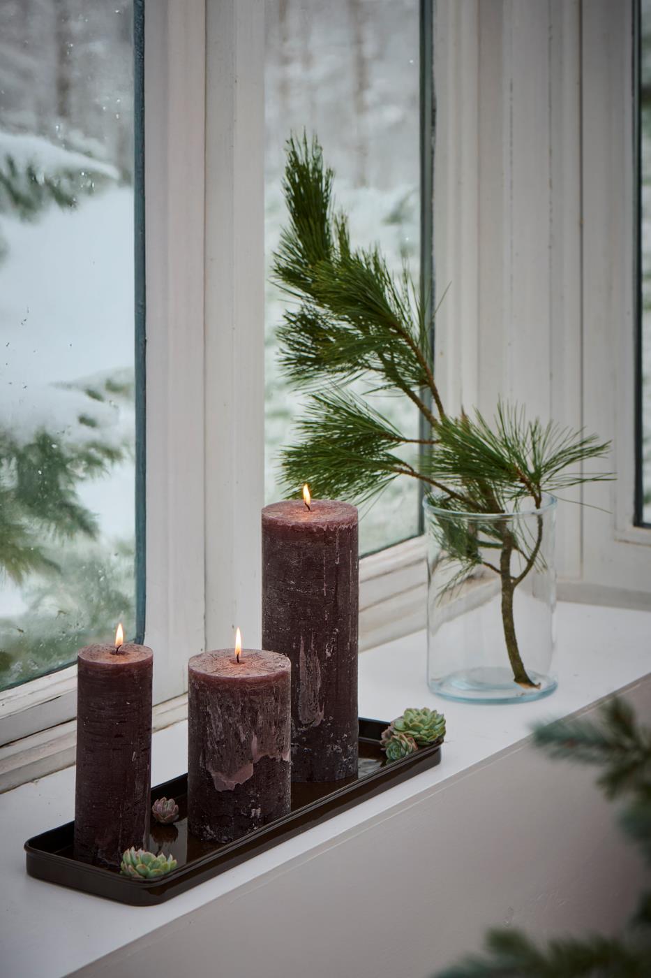 Brun metallbricka från Ib Laursen med tre blockljus, mossa och gran som juldekoration i fönsterkarmen