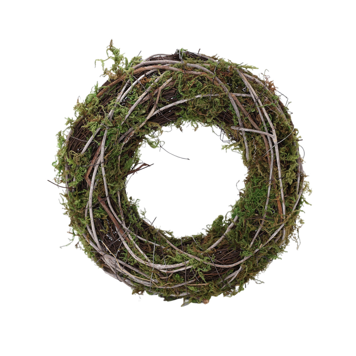 Rustik naturkrans med slingrande grenar, rattan, gräs och grön mossa som påskkrans, höstkrans och julkrans