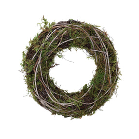 Rustik naturkrans med slingrande grenar, rattan, gräs och grön mossa som påskkrans, höstkrans och julkrans
