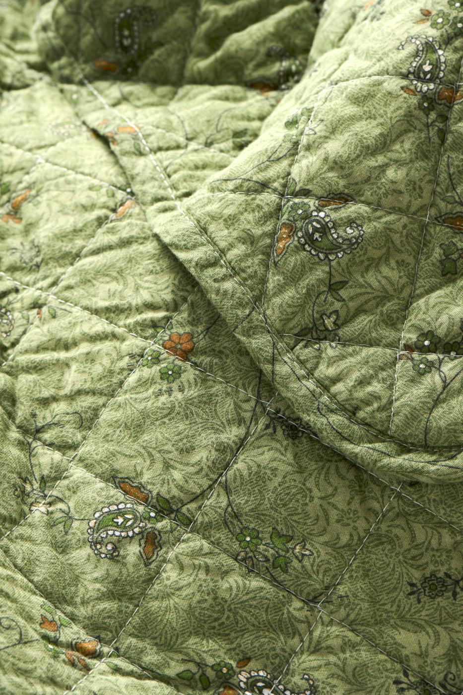 Quilt grøn med blomsterranker fra Ib Laursen set tæt på