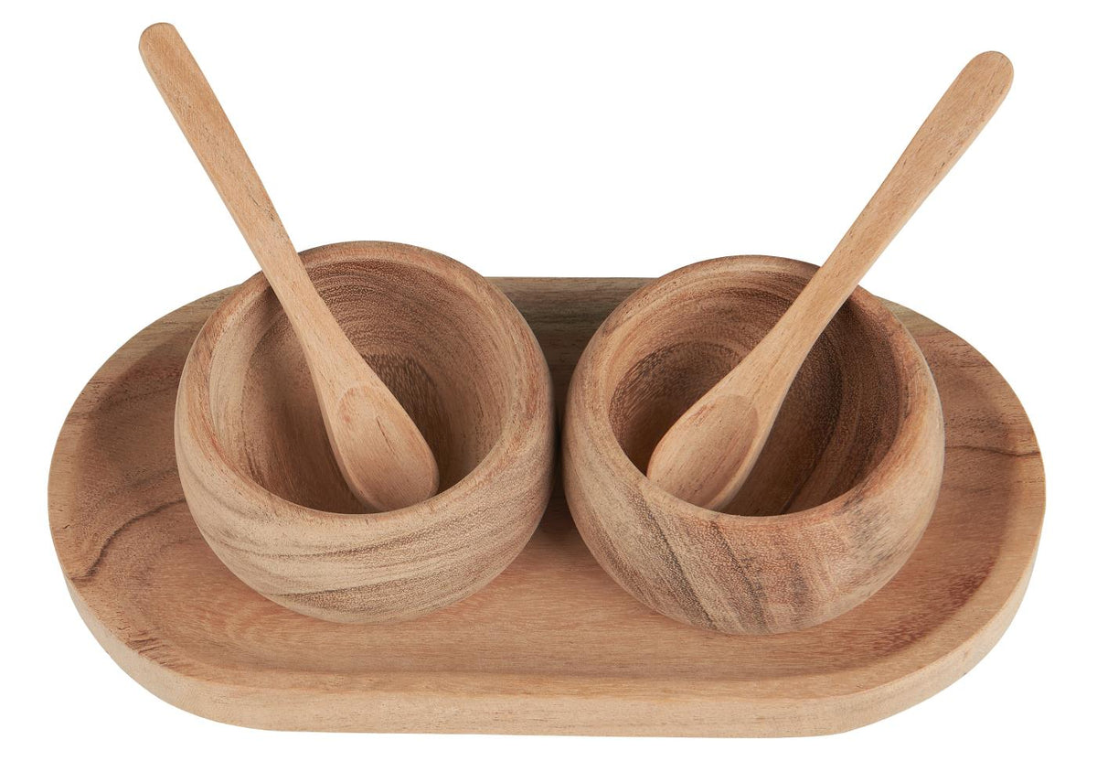 Salt- och pepparset sett uppifrån med två träskålar och tillhörande skedar på en oval bricka i akaciaträ.