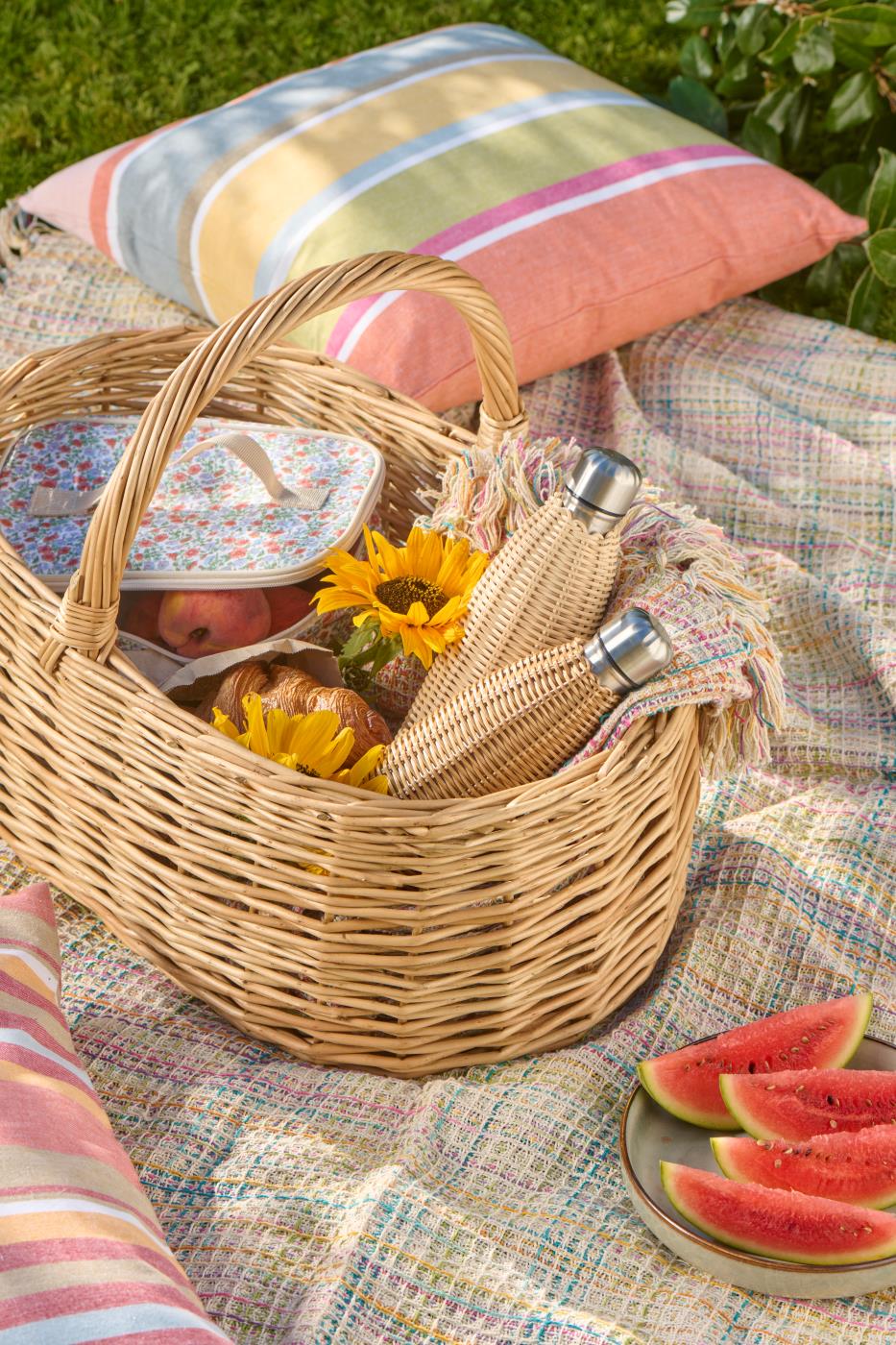 Kurv fyldt til skovturen på picnictæppet