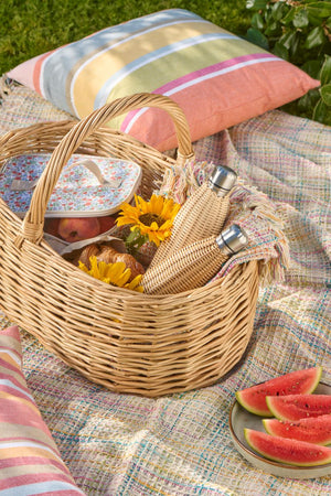Kurv fyldt til skovturen på picnictæppet