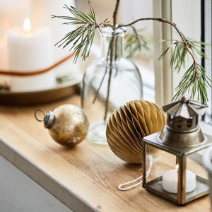 Ib Laursen mini lanterne med bølget skorsten i vindueskarm med julekugler