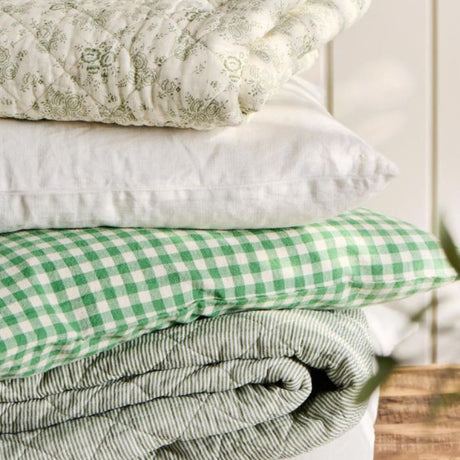 Quilt med vita och dammiga gröna mjölkpojkaränder