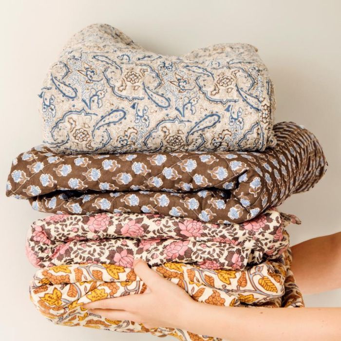 Quilt brun med blått blommönster